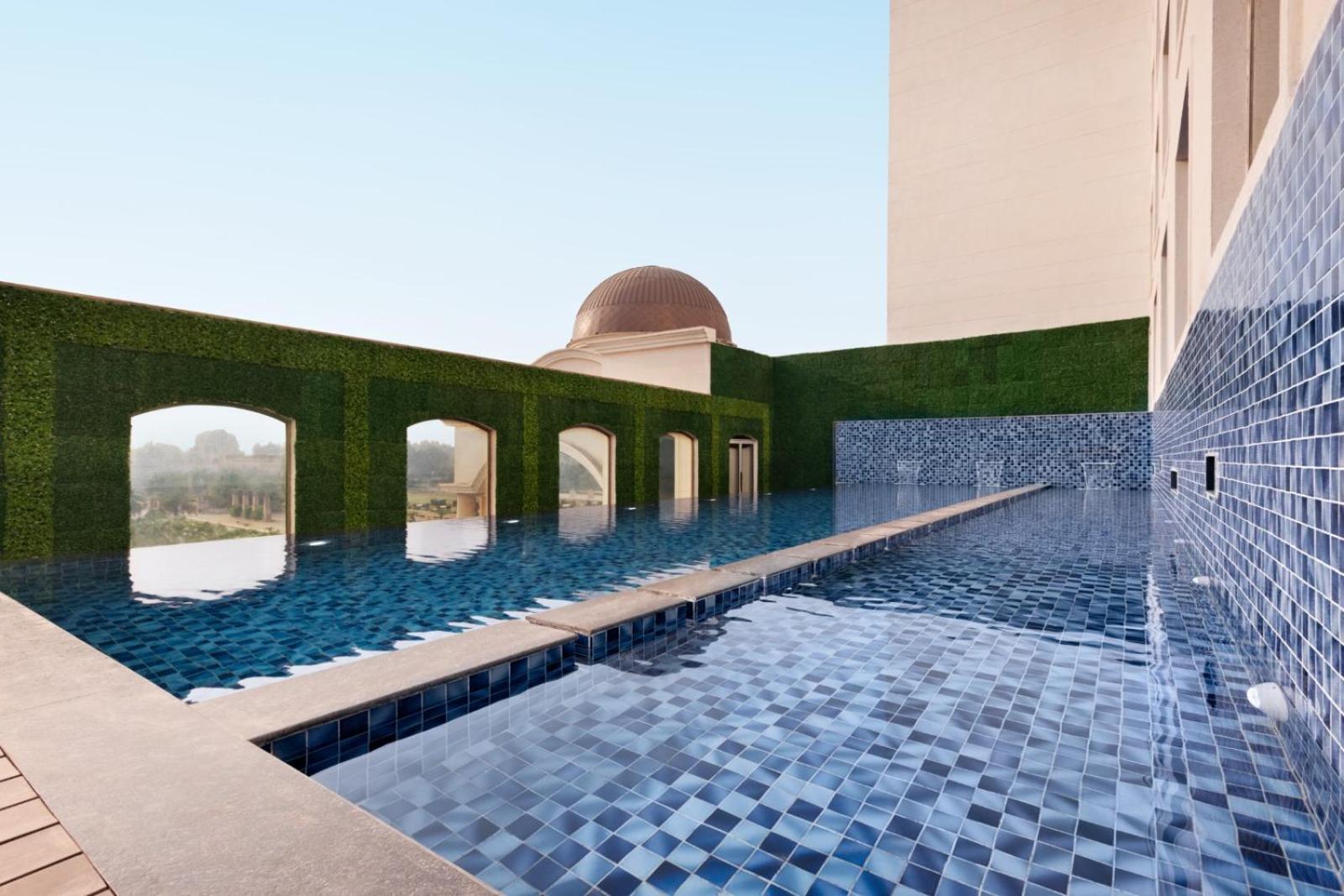 Ramada By Wyndham Lucknow Hotel And Convention Center Exteriör bild