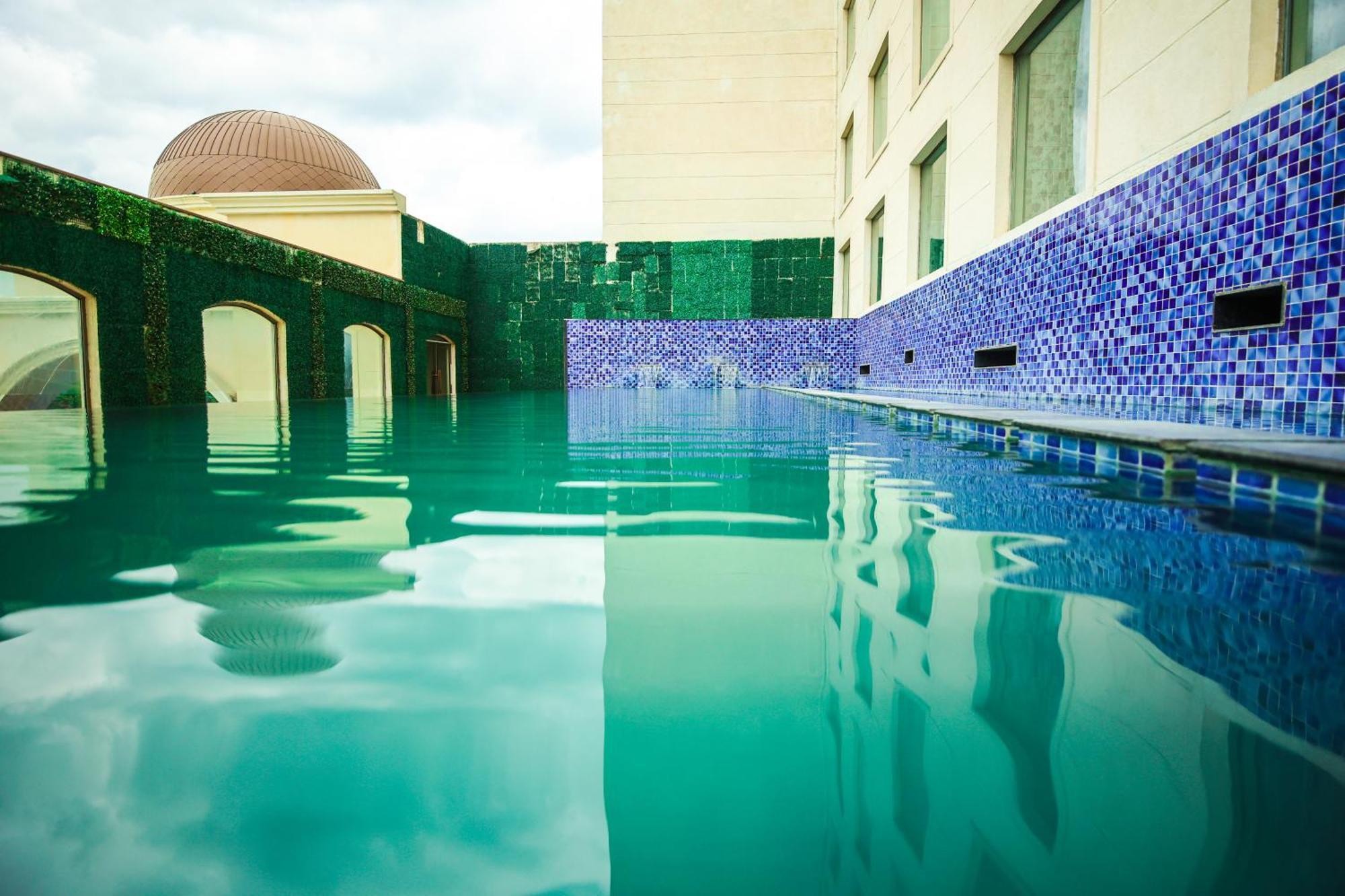 Ramada By Wyndham Lucknow Hotel And Convention Center Exteriör bild