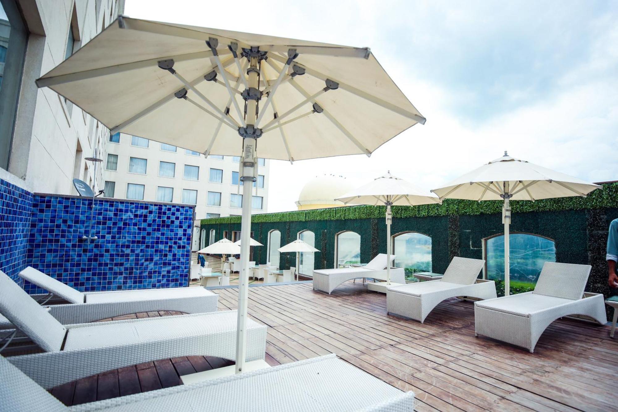 Ramada By Wyndham Lucknow Hotel And Convention Center Exteriör bild