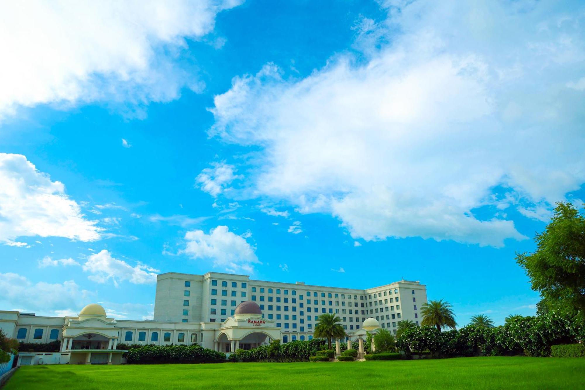 Ramada By Wyndham Lucknow Hotel And Convention Center Exteriör bild