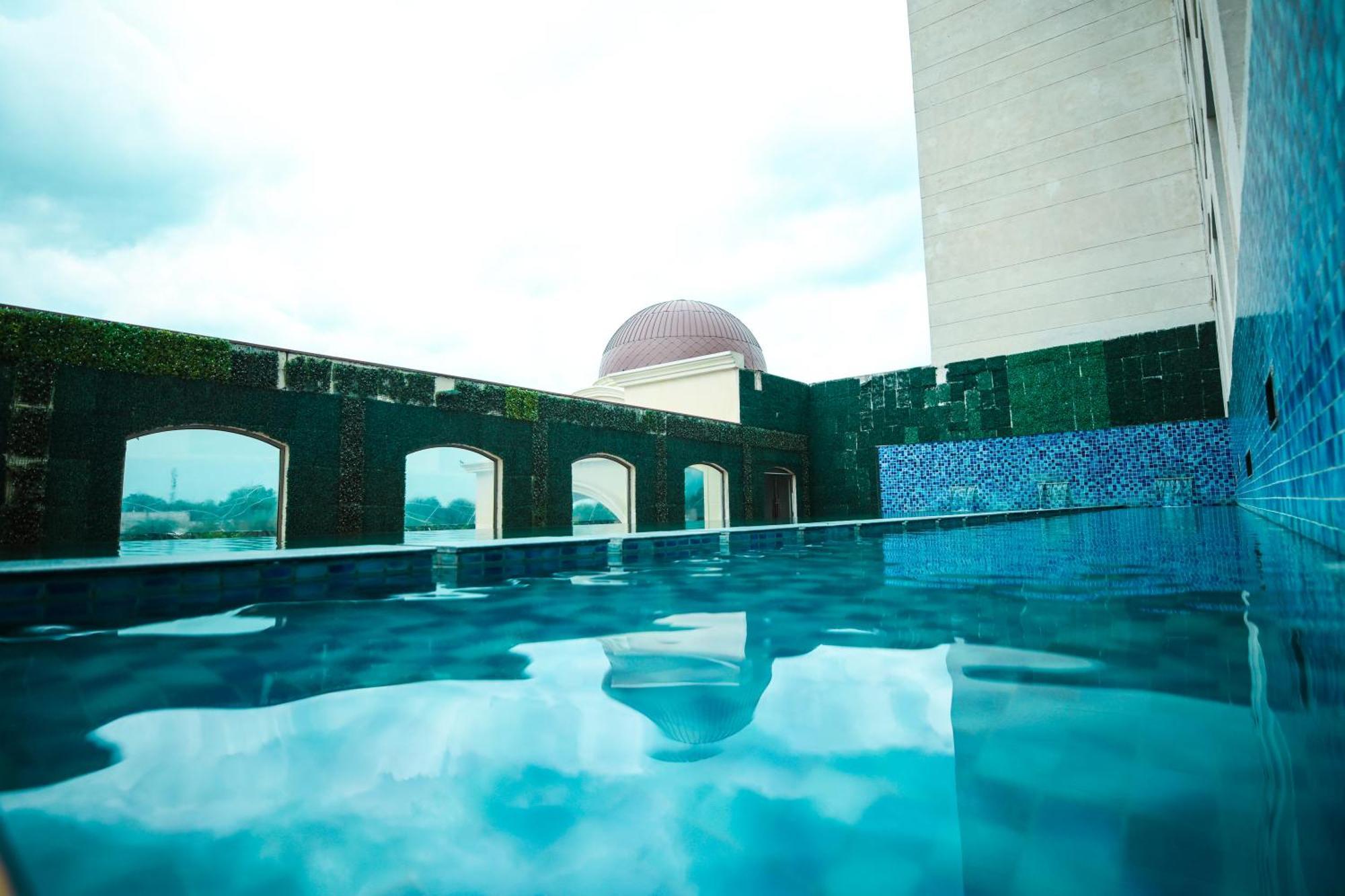 Ramada By Wyndham Lucknow Hotel And Convention Center Exteriör bild