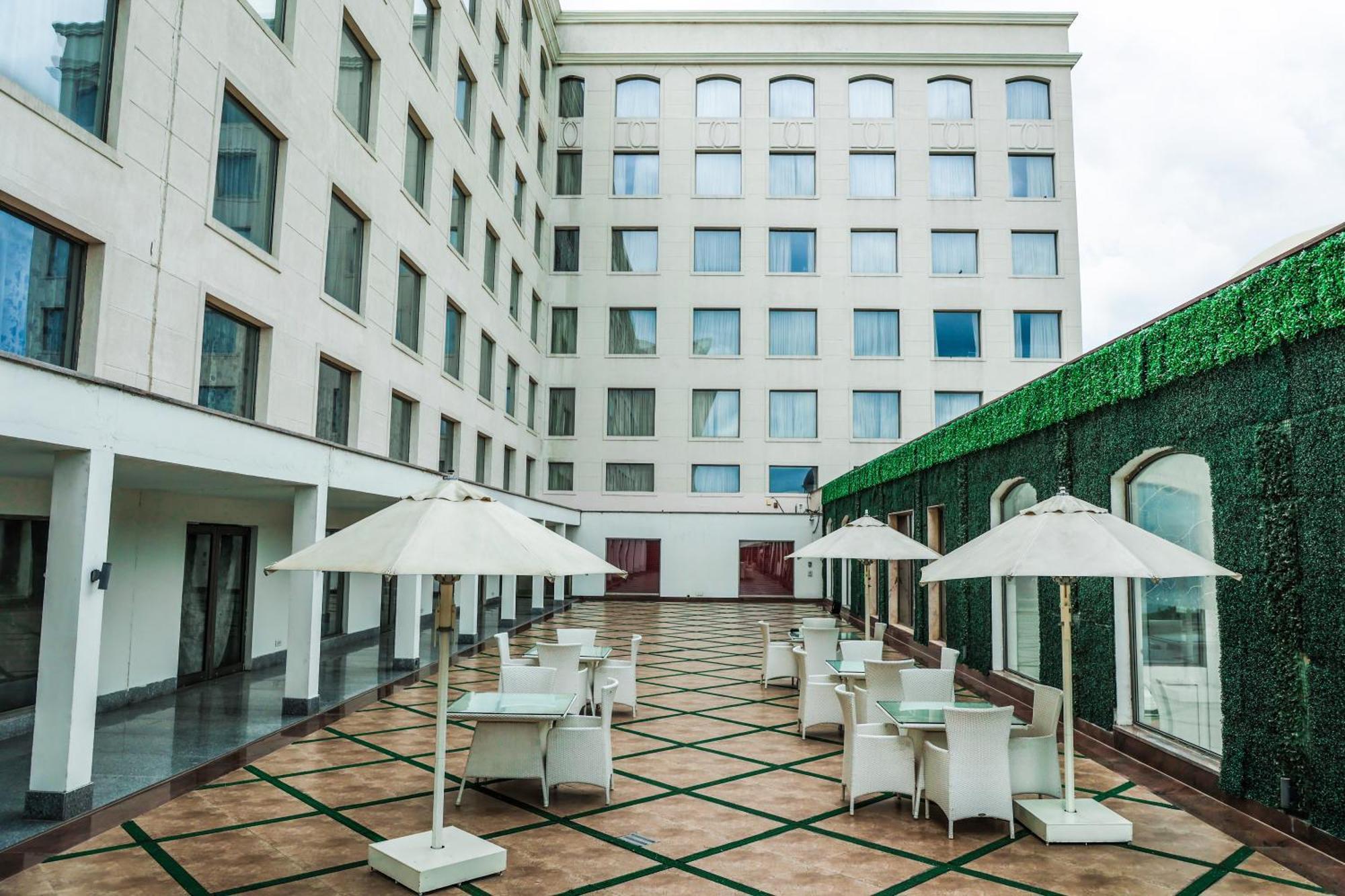 Ramada By Wyndham Lucknow Hotel And Convention Center Exteriör bild
