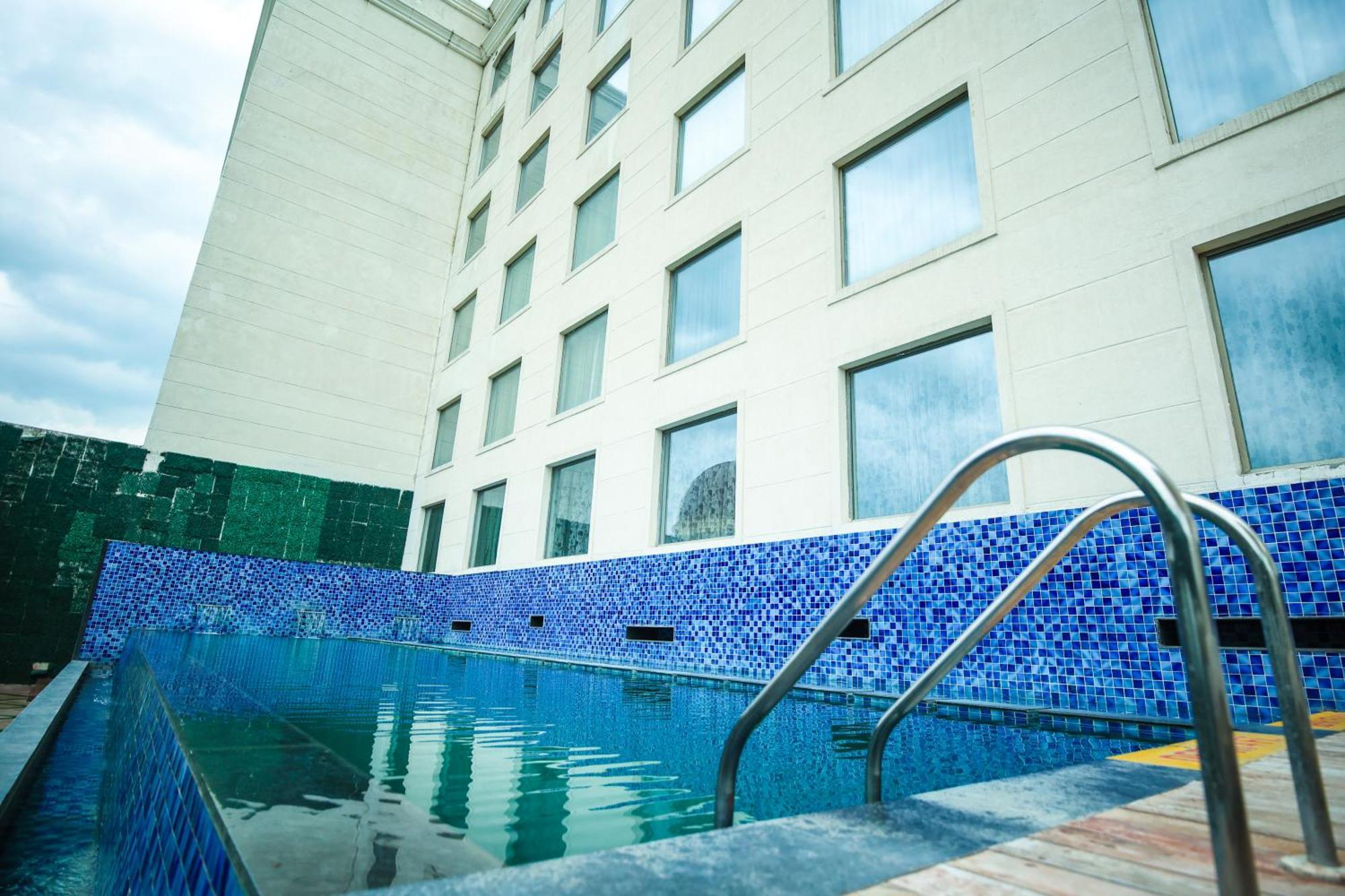 Ramada By Wyndham Lucknow Hotel And Convention Center Exteriör bild