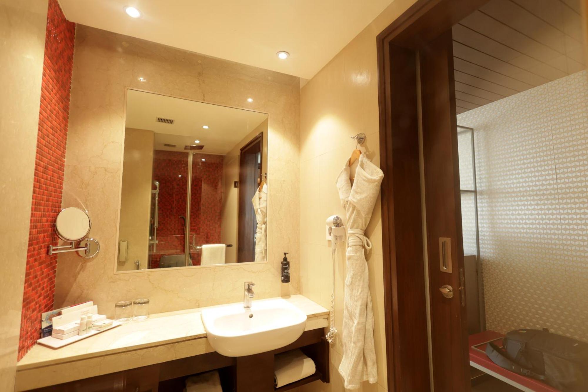Ramada By Wyndham Lucknow Hotel And Convention Center Exteriör bild