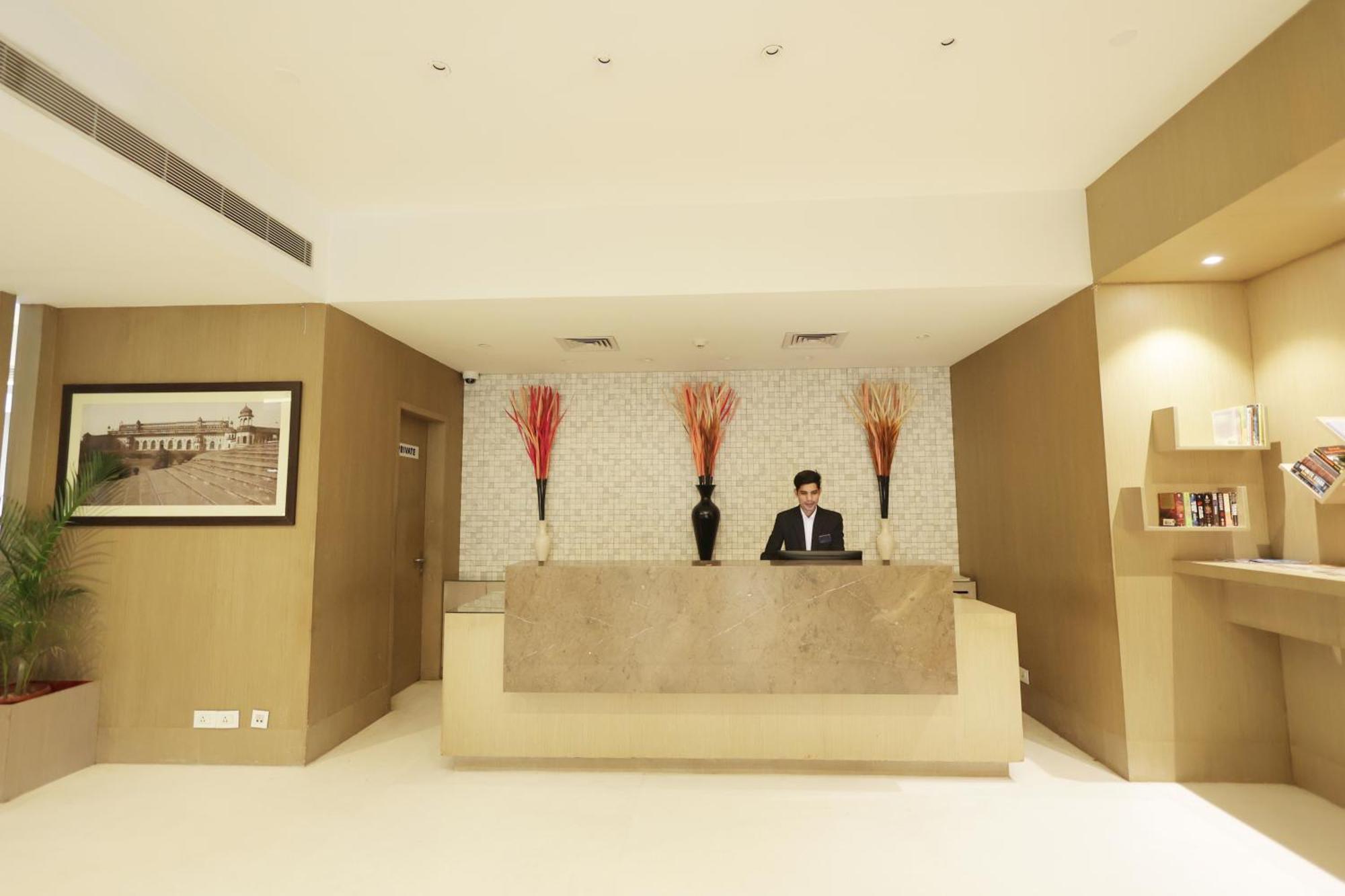 Ramada By Wyndham Lucknow Hotel And Convention Center Exteriör bild