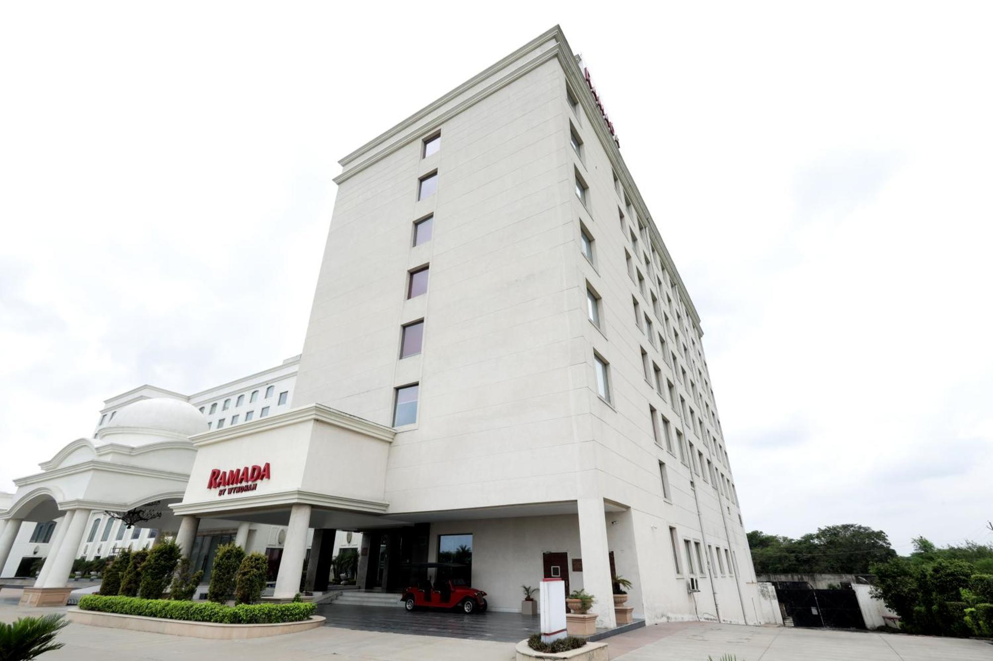 Ramada By Wyndham Lucknow Hotel And Convention Center Exteriör bild