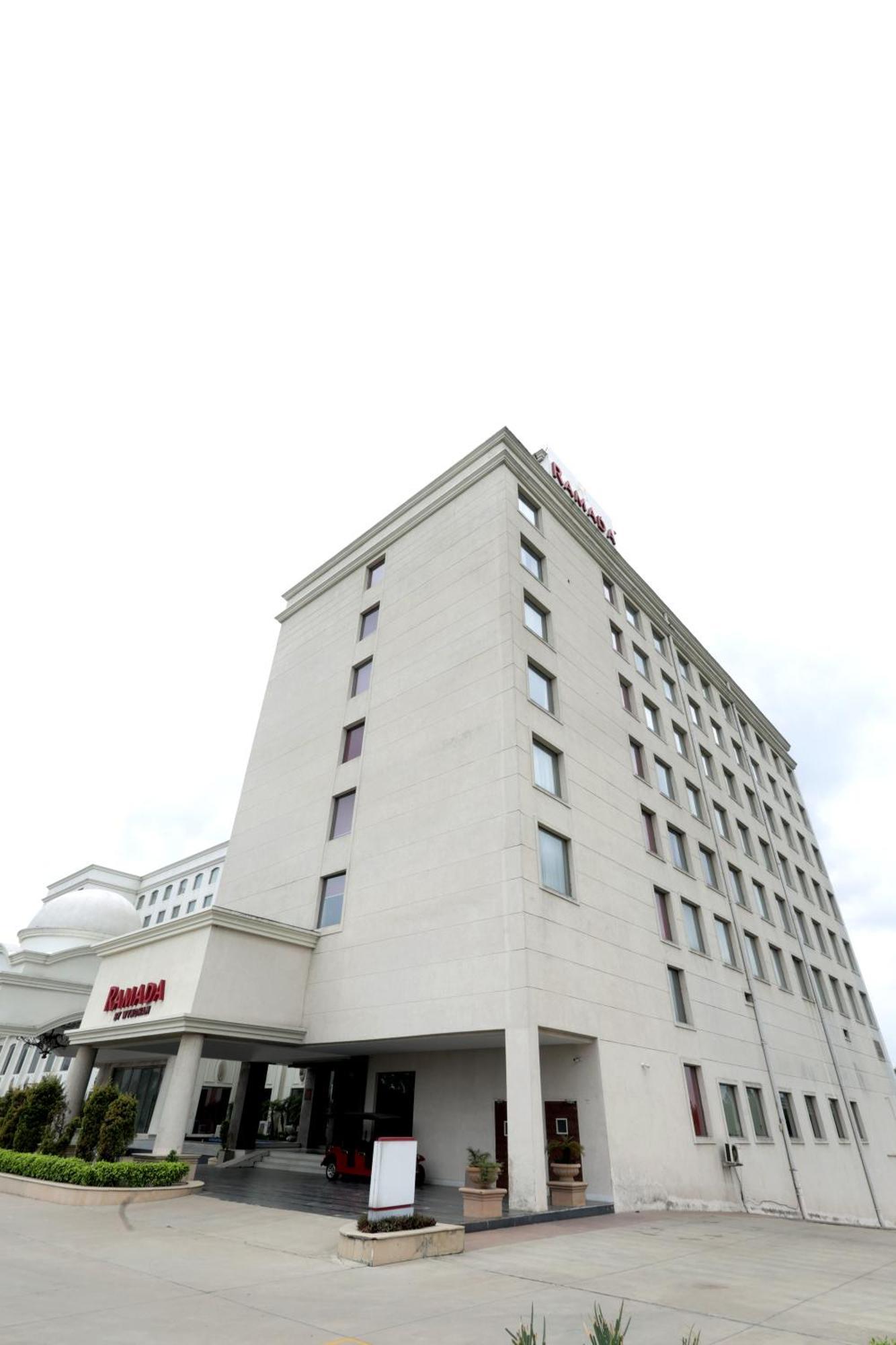 Ramada By Wyndham Lucknow Hotel And Convention Center Exteriör bild