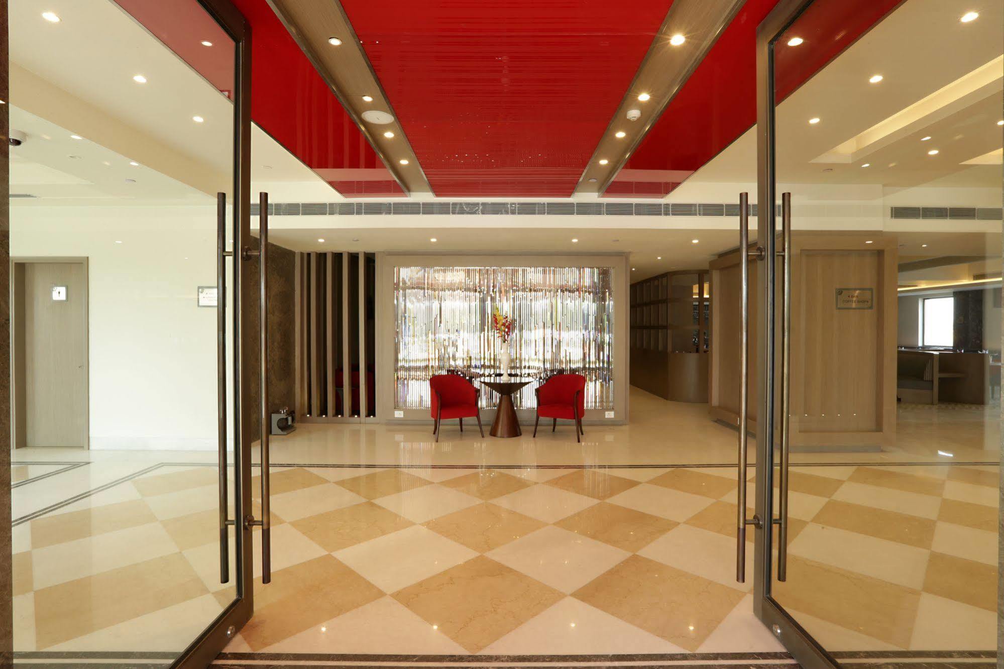 Ramada By Wyndham Lucknow Hotel And Convention Center Exteriör bild