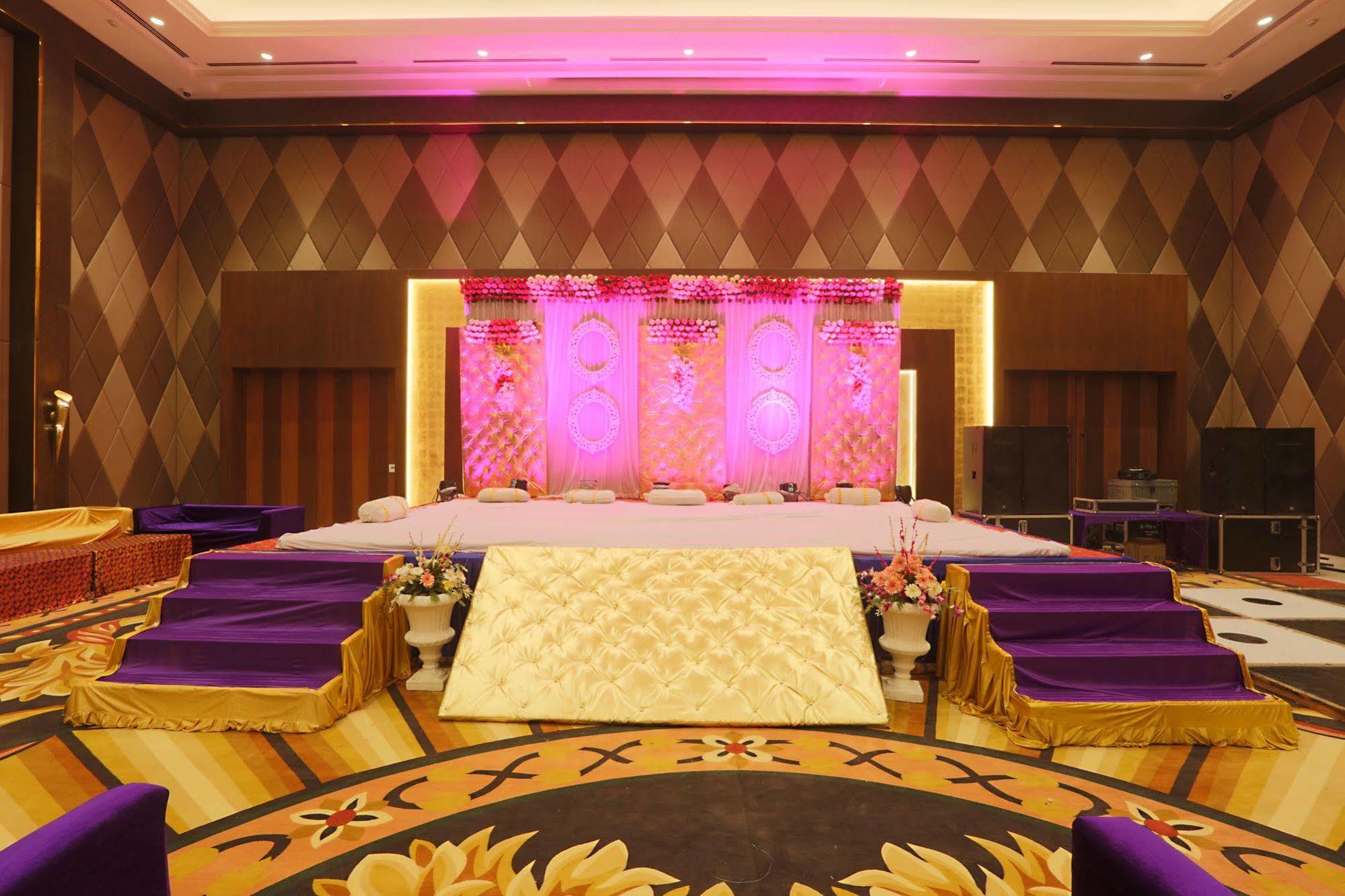 Ramada By Wyndham Lucknow Hotel And Convention Center Exteriör bild