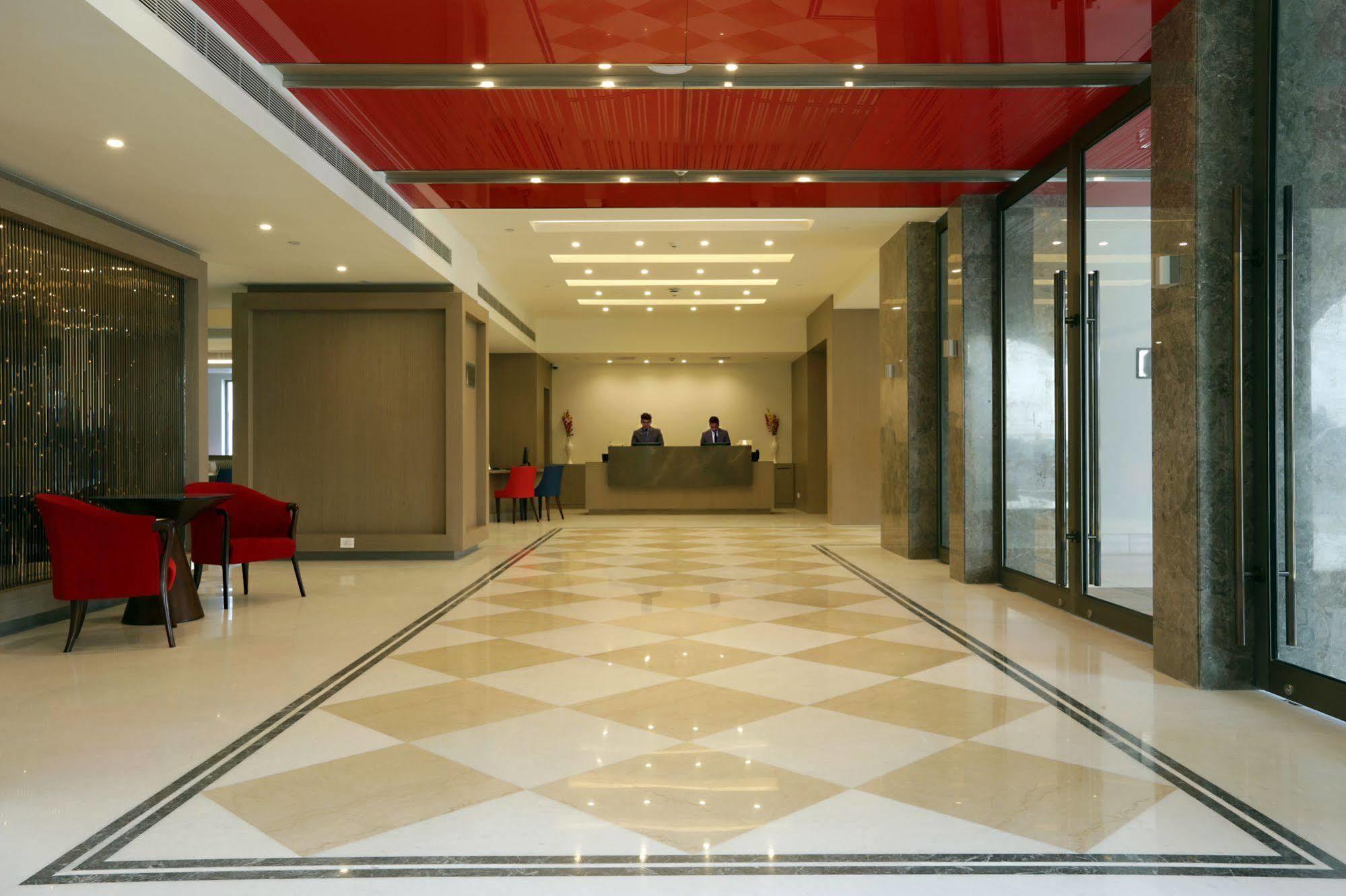 Ramada By Wyndham Lucknow Hotel And Convention Center Exteriör bild