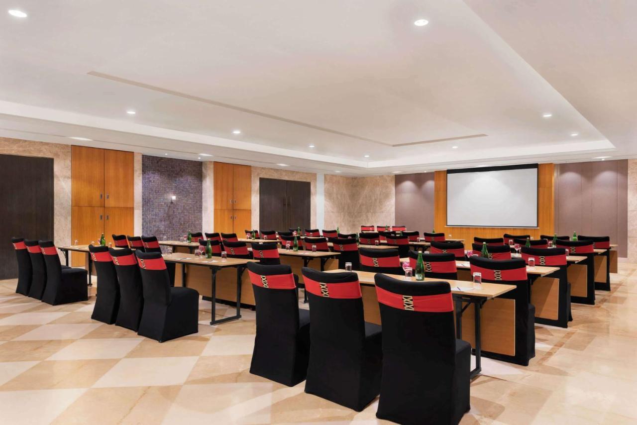 Ramada By Wyndham Lucknow Hotel And Convention Center Exteriör bild