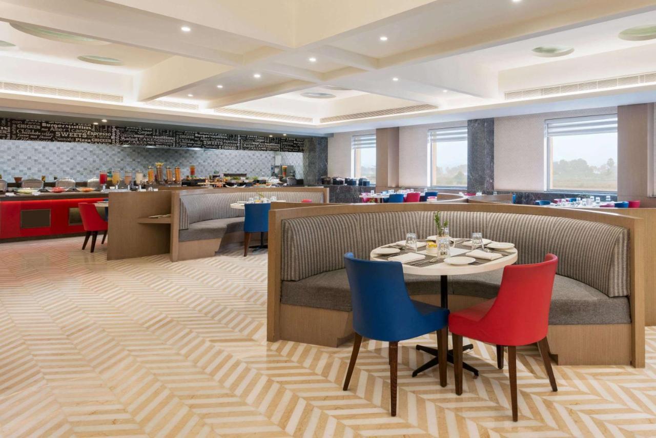 Ramada By Wyndham Lucknow Hotel And Convention Center Exteriör bild