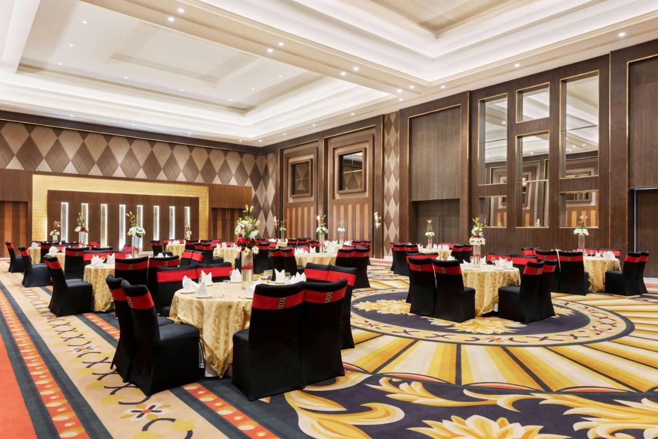 Ramada By Wyndham Lucknow Hotel And Convention Center Exteriör bild